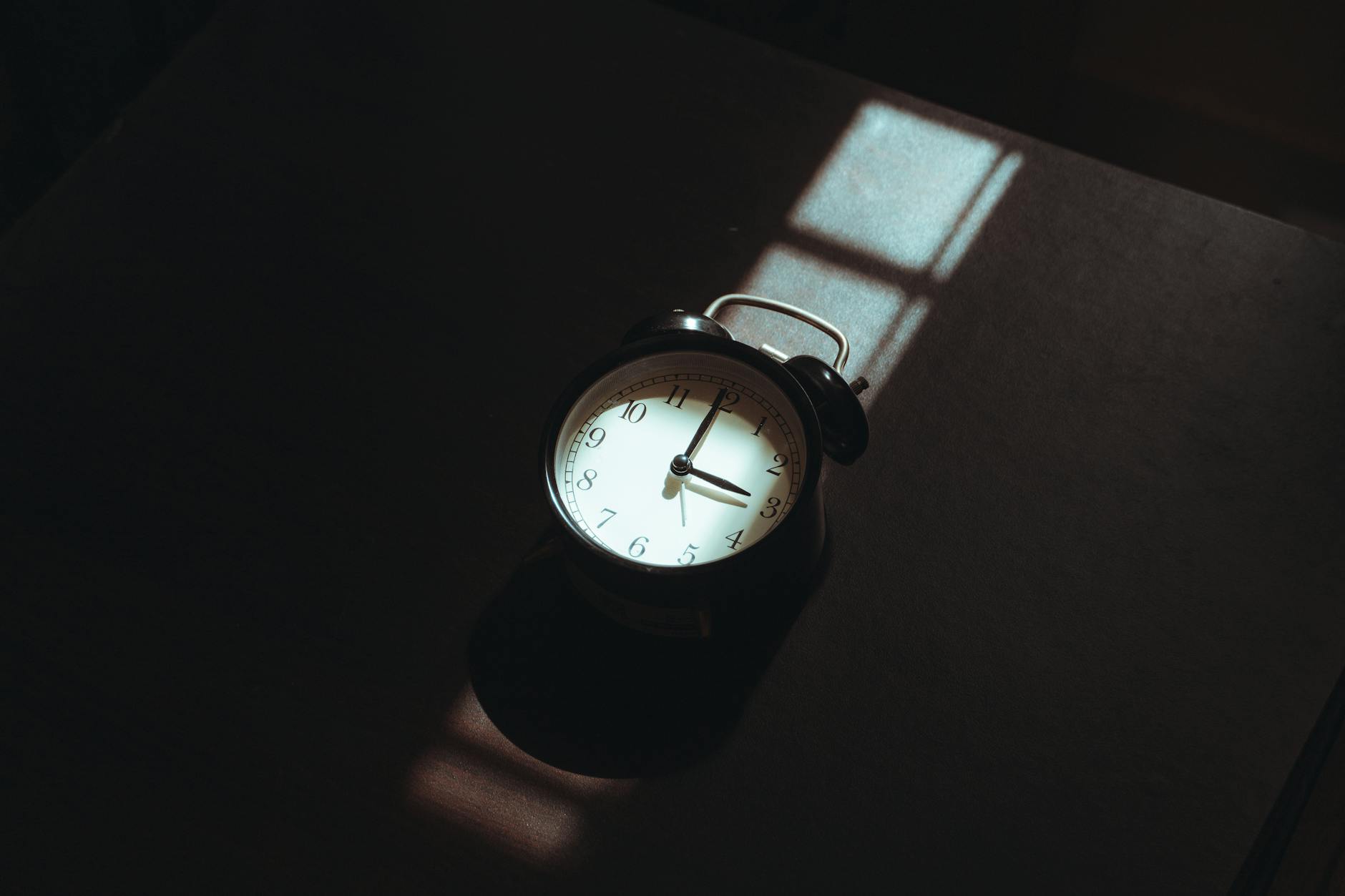深夜3時を指す時計